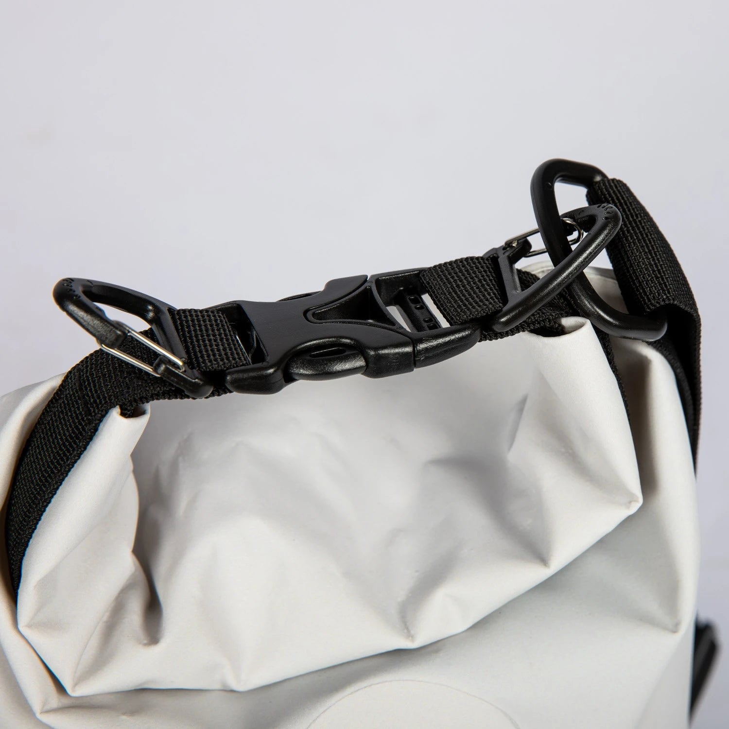 The best bag to keep your stuff dry! Check out the new JOBE Drybag 10L and bring it with you to the water from Weshbo!