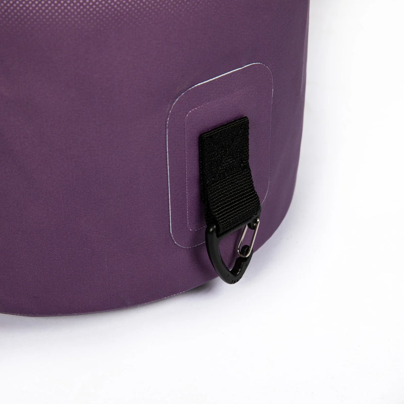 The best bag to keep your stuff dry! Check out the new JOBE Drybag 20L and bring it with you to the water from Weshbo!